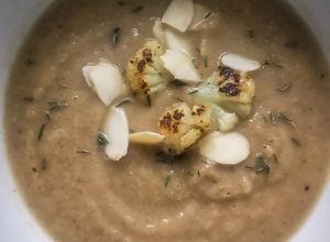 Una foto de Sopa de coliflor rostizada