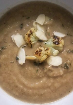 Una foto de Sopa de coliflor rostizada