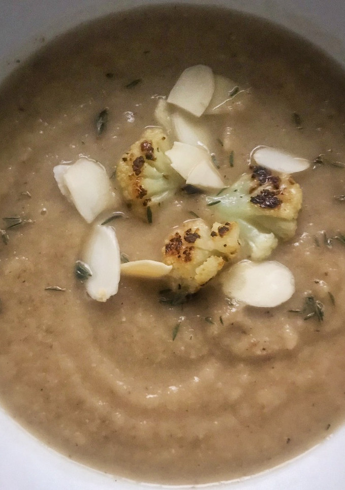 Una foto de Sopa de coliflor rostizada