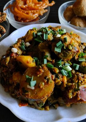 સુરતી ઉંધીયું (Surti Undhiyu Recipe In Gujarati) રેસીપી મુખ્ય ફોટો