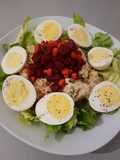 Ensalada de quinoa con huevos y remolacha