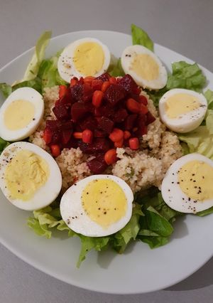 Una foto de Ensalada de quinoa con huevos y remolacha