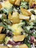 Menestra de verduras con patatas fritas y queso