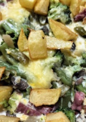 Una foto de Menestra de verduras con patatas fritas y queso