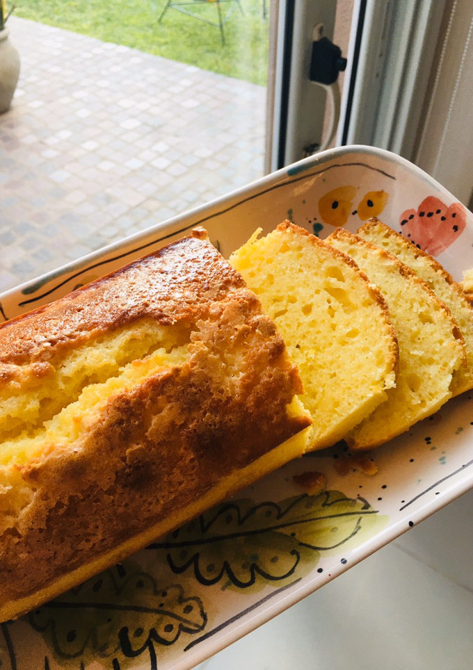 Una foto de Budín de yogurt y limón súper esponjoso y fácil!