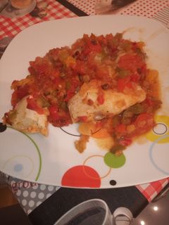 Una foto de Pollo con tomate pimiento y naranja