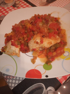 Una foto de Pollo con tomate pimiento y naranja