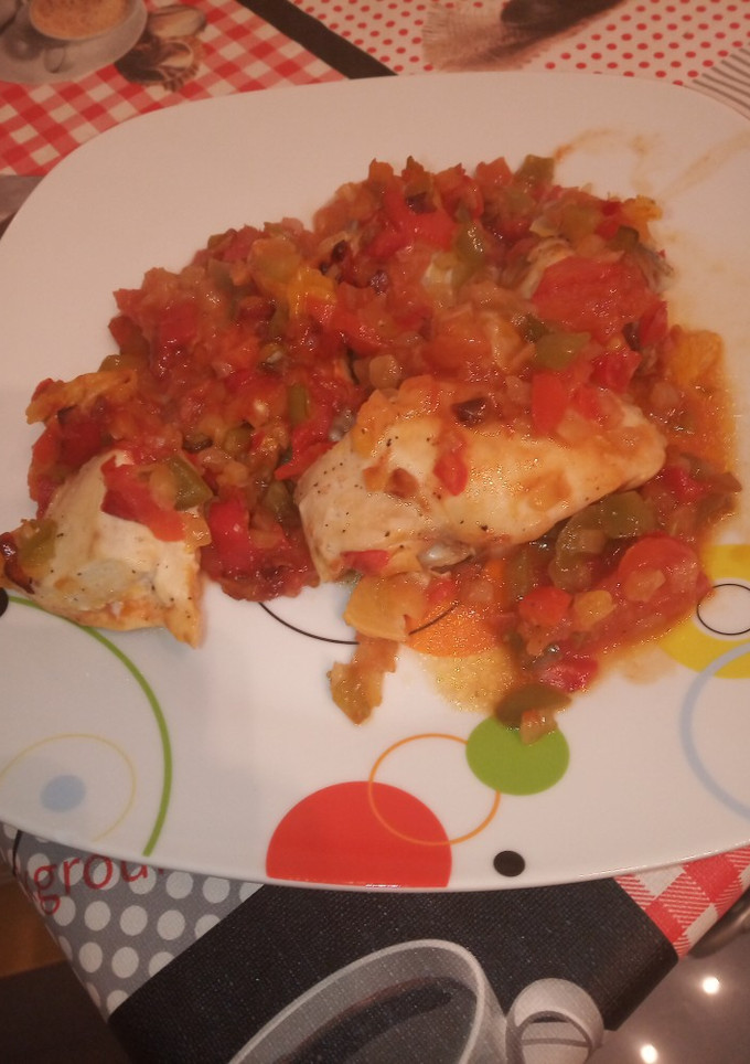 Una foto de Pollo con tomate pimiento y naranja