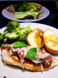 Una foto de Pizza con base de pollo sin horno low carb