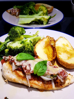 Una foto de Pizza con base de pollo sin horno low carb