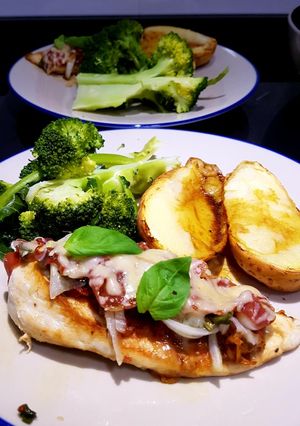 Una foto de Pizza con base de pollo sin horno low carb