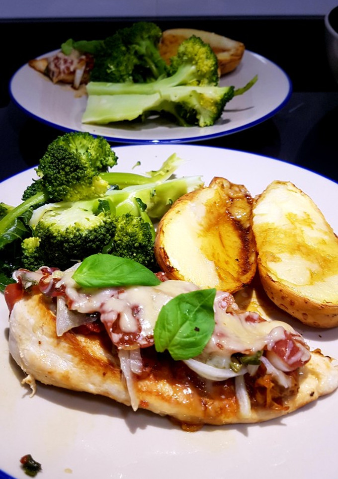 Una foto de Pizza con base de pollo sin horno low carb