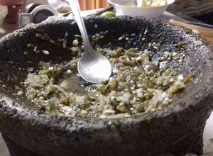 Una foto de Salsa de chile serrano y poblano con cerveza
