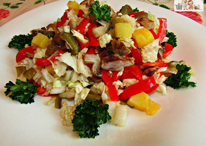 Постный салат с пекинской капустой и грибами