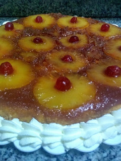 Una foto de Torta invertida fácil de ananá 🍍