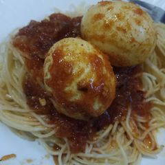 Egg curry with spaghetti A picture of Egg curry with spaghetti.