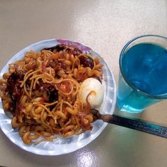 A picture of Macaroni and spaghetti jollof.