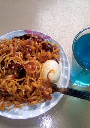 A picture of Macaroni and spaghetti jollof.