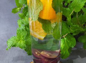 Foto resep Infused Water: Jeruk Sunkist, Daun Mint, Anggur