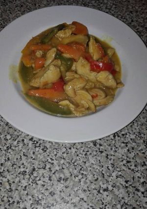 A picture of Chicken fillet and peppers stew.