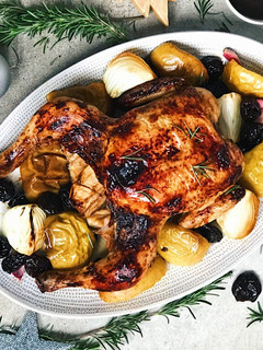 Una foto de Pollo asado con manzana y ciruelas. Recetas Navideña