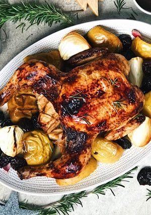 Una foto de Pollo asado con manzana y ciruelas. Recetas Navideña