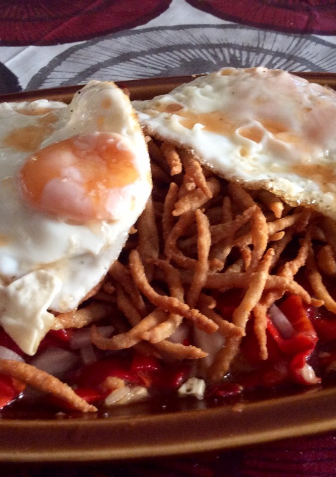 Una foto de Chanquetes con aliño de pimientos y huevos🍳🐟🌶