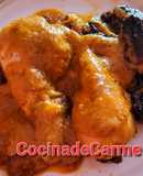 Pollo en salsa con ciruelas y champiñones
