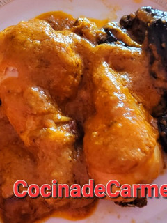 Una foto de Pollo en salsa con ciruelas y champiñones