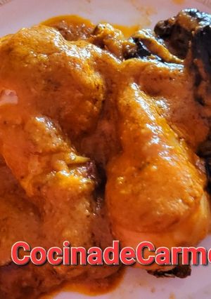 Una foto de Pollo en salsa con ciruelas y champiñones