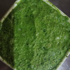 A picture of Peanut and green coriander chutney.