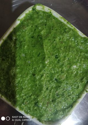 A picture of Peanut and green coriander chutney.
