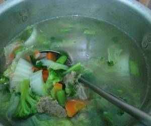 Praktis Menyajikan Sop Daging Praktis Enak