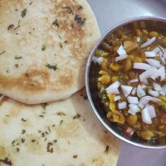 A picture of Delhi famous matar kulcha.