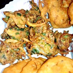 A picture of Crispy onion cabbage pakora.
