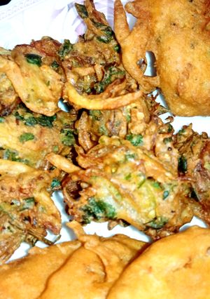 A picture of Crispy onion cabbage pakora.