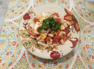Una foto de Ensalada de alubia y tomates 🍅🍅