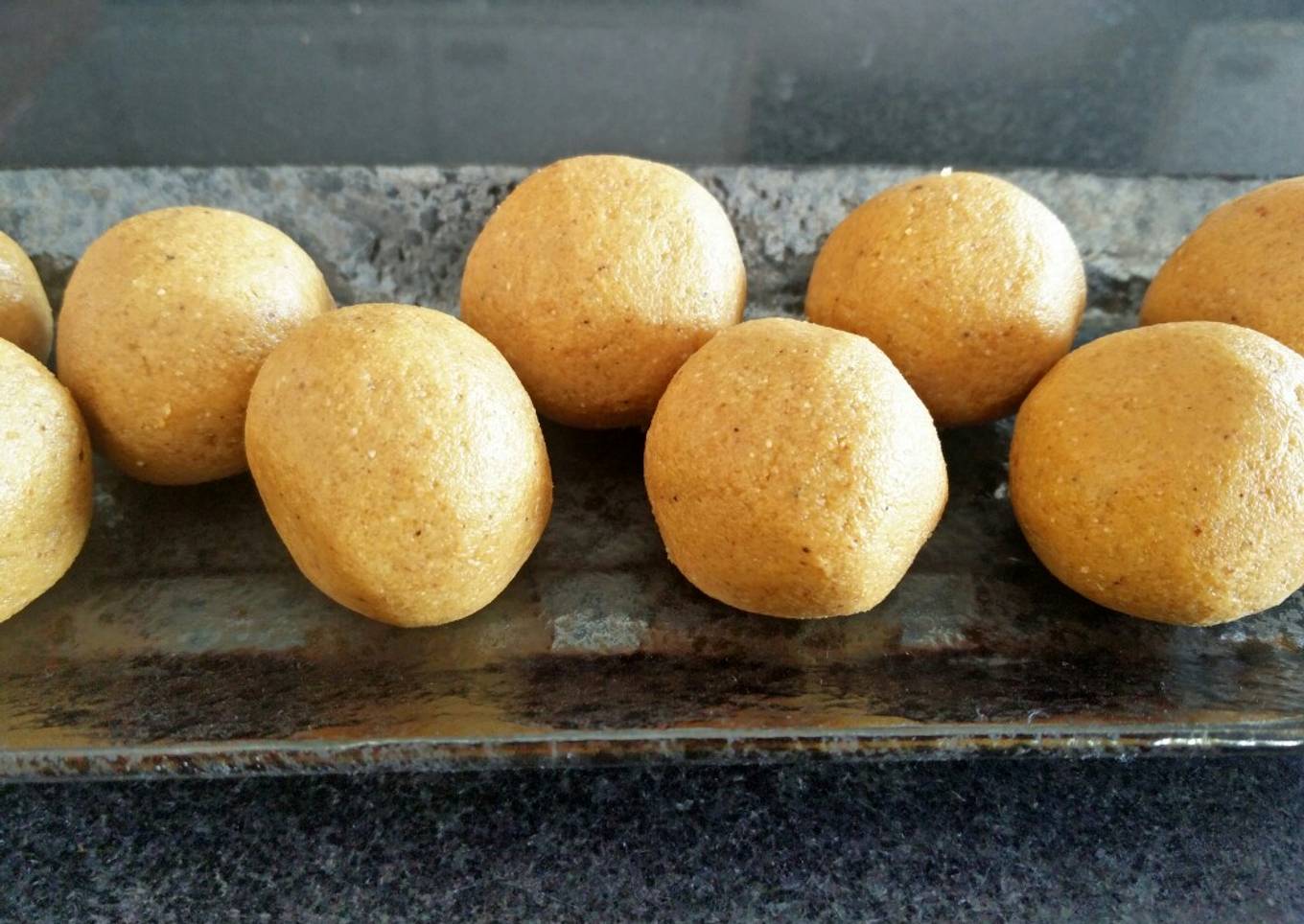 Besan Ke Laddoo