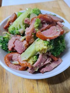 Hình của món Bông cải xanh xào thịt vịt hun khói Hàn Quốc.