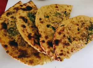 A picture of Missi roti.