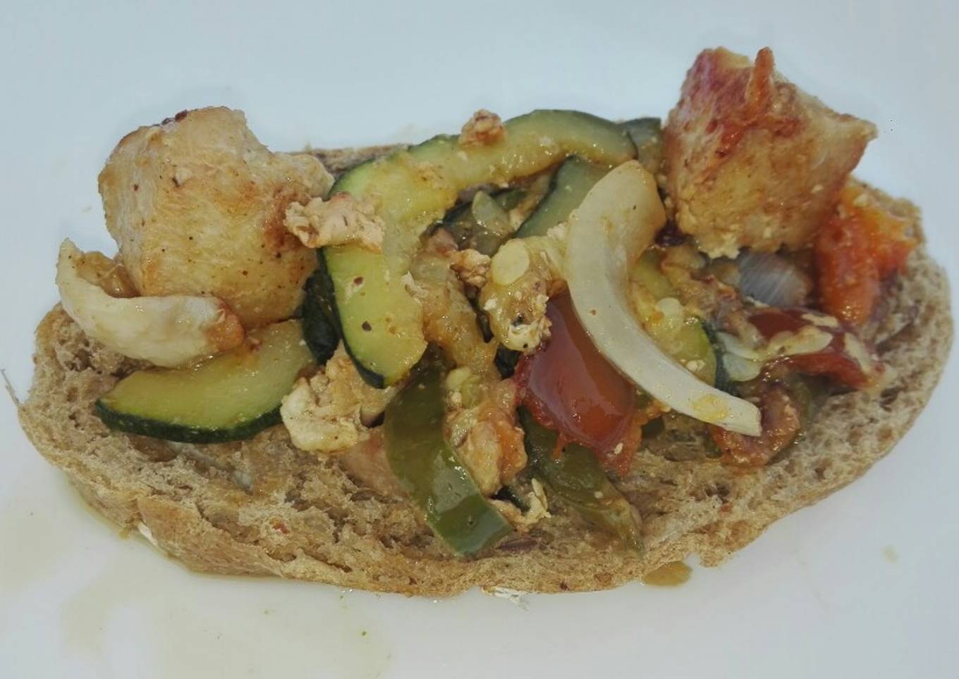 Montadito de verduras y pollo