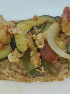 Una foto de Montadito de verduras y pollo