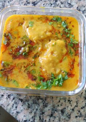 A picture of Pyaaz ke pakodi ki kadhi.
