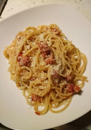 A picture of Spaghetti with pancetta, tomatoes and pecorino.