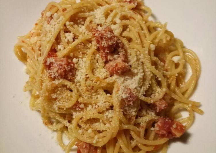 Steps to Make Ultimate Spaghetti with pancetta, tomatoes and pecorino