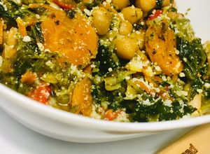 Una foto de GUISO DE 🥙GARBANZOS🍲 Y 🥬ESPINACAS🥬