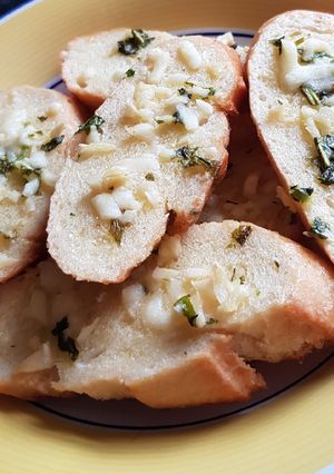 A picture of Garlic cheese bread.