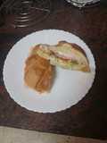 Croissant vegetal con jamón cocido y alioli