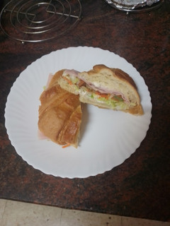 Una foto de Croissant vegetal con jamón cocido y alioli