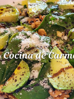 Una foto de Ensalada de espinacas, aguacate y frutos secos